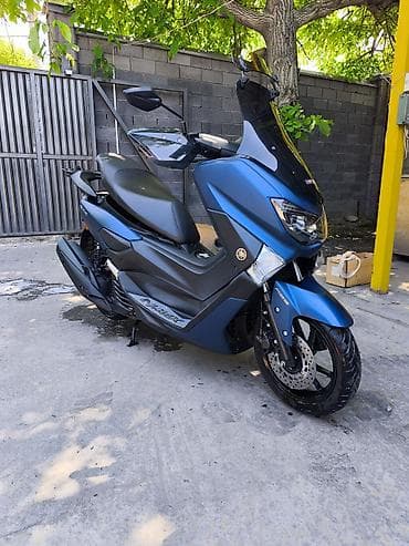 Yamaha NMAX155, 2023г. городской скутер с высоким ветровым стеклом и