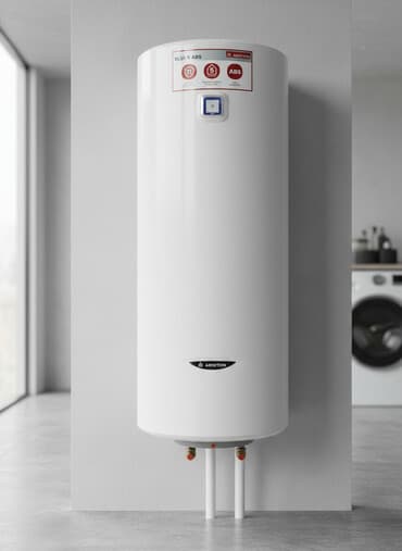 Белый водонагреватель Ariston цилиндрической формы с механическим