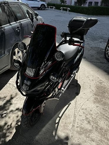 Скутер (макси-скутер) черный, спорт-дизайн с красными акцентами