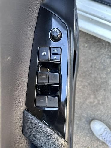 шнур aux: Toyota Prius: 2019 г., 1.8 л, Гибрид, Хэтчбэк — 10