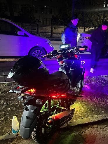 Скутерлер: Скутер/мопед с тюнингом освещения и туристическим оснащением — 2