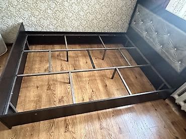 Кровати: Двуспальная кровать с мягким изголовьем и металлическим основанием. - — 2