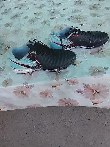 Спорт жана хобби: Кроссовки для футбола сороконожки б/у adidas, Найк черные с белыми — 8