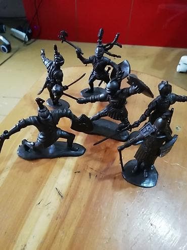 рыцари: Набор фигурок рыцарей - Коллекция из 7 пластиковых фигурок — 1