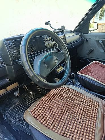 два авто: Volkswagen Golf: 1991 г., 1.6 л, Механика, Бензин, Хэтчбэк — 4