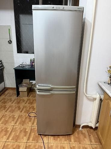 superlight 2: Продается Холодильник Samsung, двухкамерный, серебристый. Нужно — 1