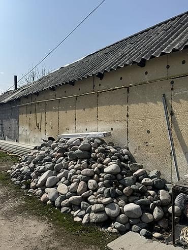 гранит камни: Кимге керек болсо чалгыла, арзан эле сатылат, уйдун алдында жон эле — 3