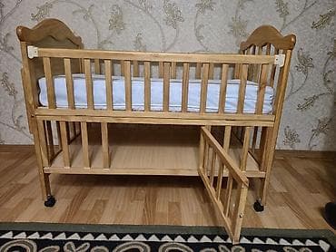 Детская кроватка из натурального дерева (сосна), на колесиках с — 10