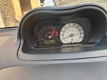 Toyota: Toyota Ist: 2003 г., 1.5 л, Автомат, Бензин, Хэтчбэк — 2