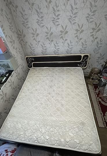 Двуспальная кровать, Б/у, С матрасом, длина - 1070 см