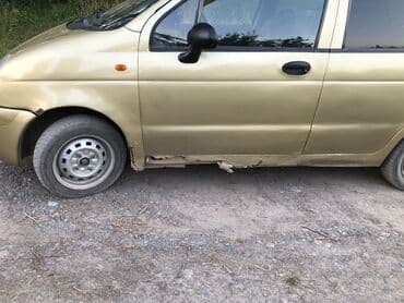 авто зеркала: Автомобиль Daewoo Matiz золотистого цвета, компактный хэтчбек с пятью — 7