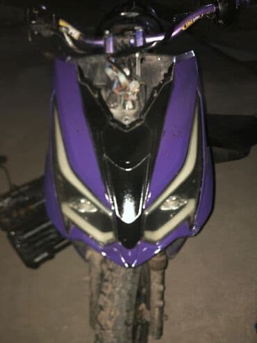 Скутер/мопед с агрессивным дизайном передней оптики и ярким фиолетовым