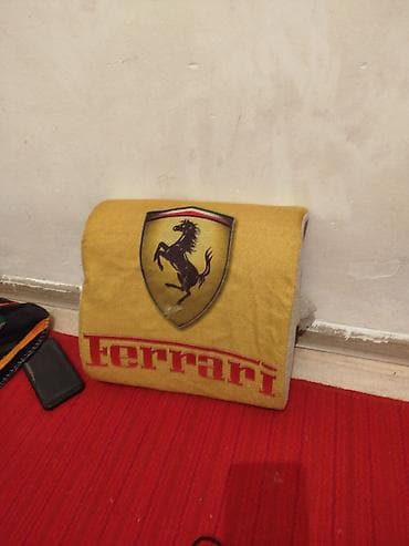 наполнител: Подушка с логотипом Ferrari - Декоративная подушка с крупным эмблемой — 1