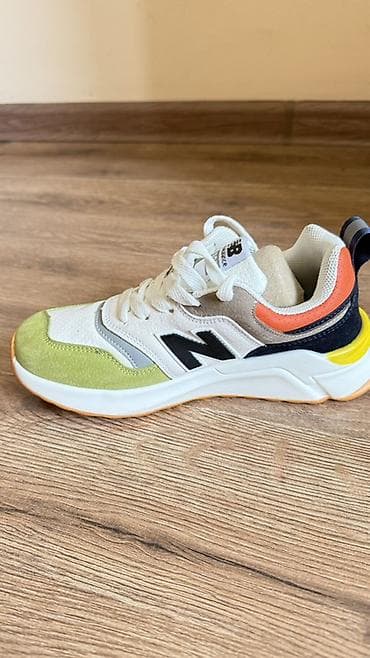 кофта черная: Кроссовки New Balance, 34 размер, новые. Ни разу не одевали. - — 2
