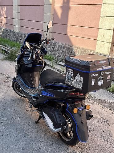 скутора: Макси-скутер Yamaha, 150 куб. см, Бензин, Б/у — 4