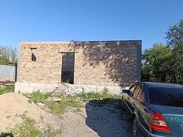 Недвижимость: Продаётся недостроенное кирпичное строение на участке с зелёными — 1