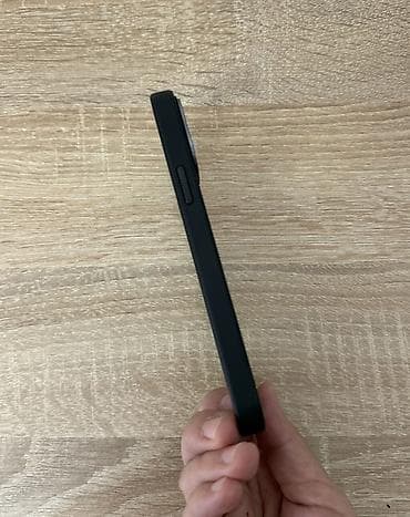 чехлы на 12 айфон: Черный полупрозрачный чехол, разработанный для защиты телефона. Для 12 — 5