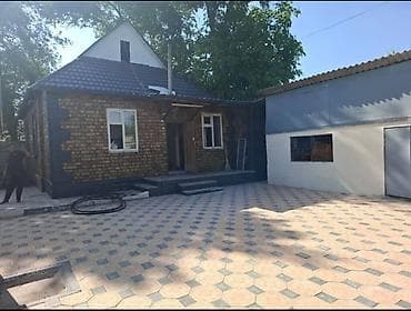 Дома: Срочно продаётся кирпичный дом Район: ж/м Колмо, г. Бишкек Площадь — 10