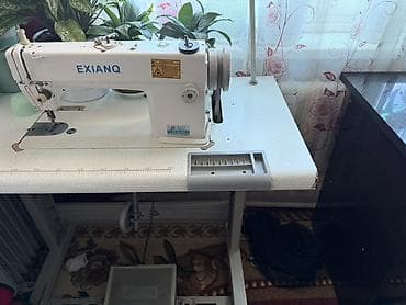 Промышленная швейная машина EXIANQ на столе с ножным приводом