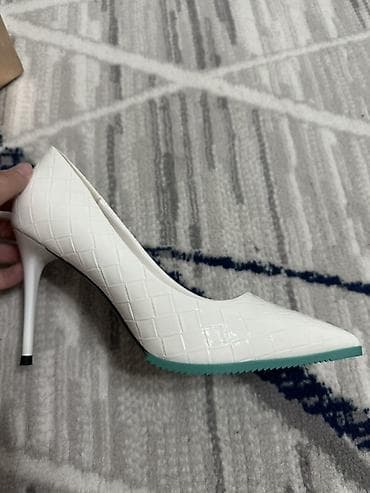Белые женские лодочки на шпильке Абсолютно новое! По размеру не