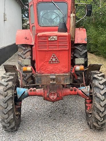 троктор 80: Трактор колесный, красный, полноприводный (формула 4×4). Кабина — 3