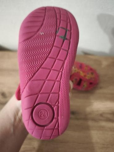 Боди: Продам б/у тапочки и красные туфельки, состояние хорошее. Размер 24 — 3