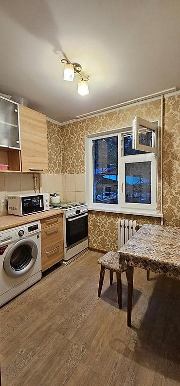 Квартиры: Сдаю 3 комнатную квартиру в 7 микрорайоне на длительный срок. В — 7