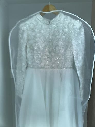 Свадебное платье в классическом стиле с закрытым верхом и пышной