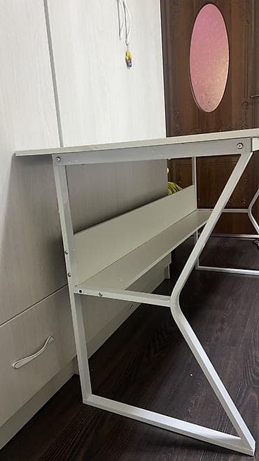 Столы: Компьютерный стол, Новый, С полками — 3