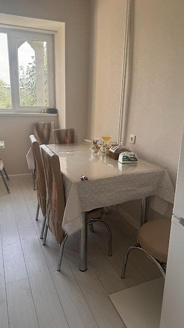 silver kitchen: Стол + 6 стульчиков. Размер стола 130*80 + может удлинить. У стола — 1