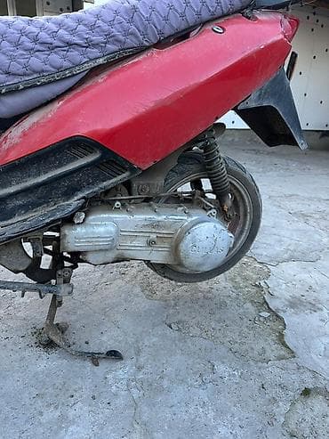 насадка глушителя: Скутер бензиновый, красный, 2-местный. Основные характеристики: - — 6