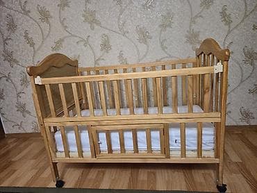 Детская кроватка из натурального дерева (сосна), на колесиках с — 9