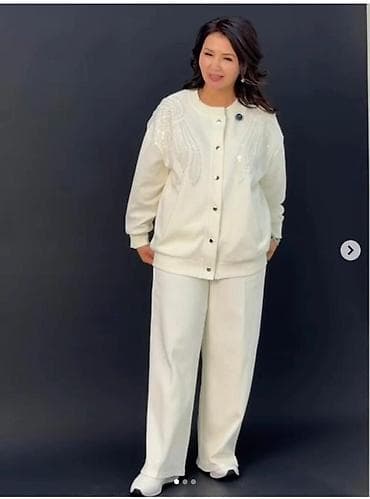 Женский костюм-двойка в молочном цвете. Состав комплекта: - Кардиган