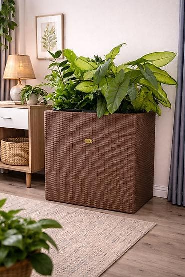 Напольная клумба на каркасе из бруса сосны, оплетенная ротангом. Объем