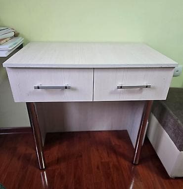 Компактный стол с двумя выдвижными ящиками. - Материал столешницы и