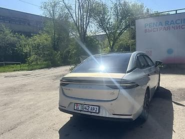 c4 a6: Электромобиль AION S Plus - Кузов: седан, серебристый цвет - Задние — 10