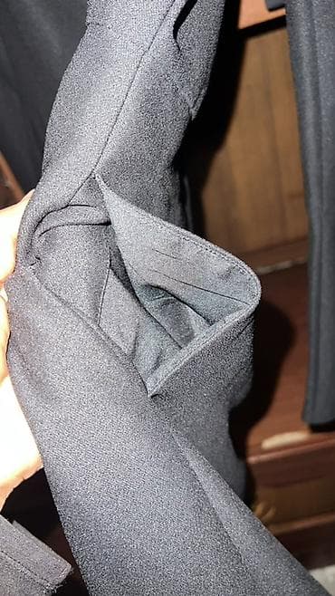 черный платья: Черное женское платье миди с длинными рукавами. - Силуэт: приталенный — 7