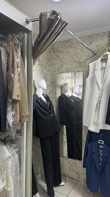 койнок пракат: Бутик женской одежды (право аренды) Площадь 20кв.м Вся мебель — 3