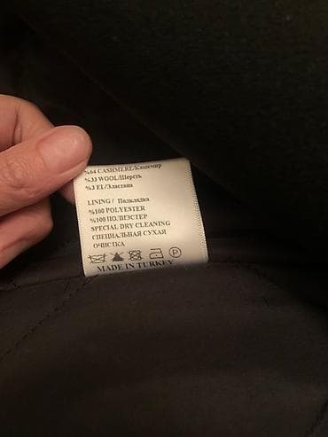 Жеке буюмдар: Женское черное пальто классического кроя с объемным меховым — 6