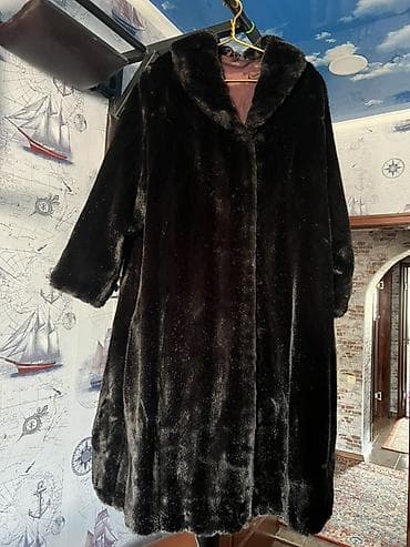 Шуба из искусственного меха, классического черного цвета. - Длина