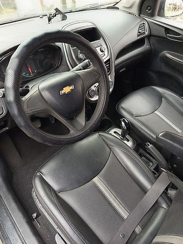 один: Chevrolet Spark: 2016 г., Автомат, Бензин, Хэтчбэк — 4