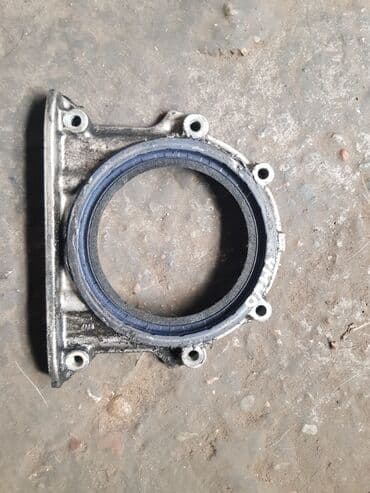 Mitsubishi Delica, кронштейн сальника, Митсубиси Делика. Лобовое