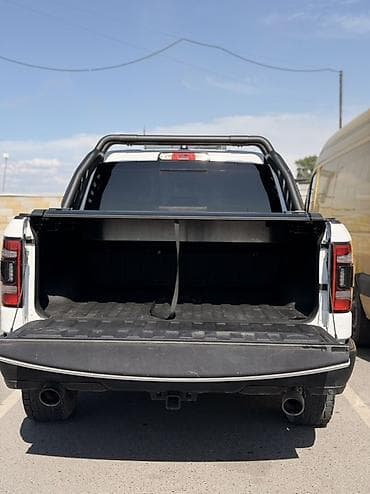 фаркоп на 570: RAM 1500 Rebel 4x4, белый пикап - Мощный полноразмерный пикап с — 4