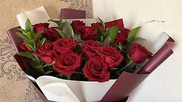 розы: Букет из бордовых роз в дизайнерской упаковке - Состав: классические — 1