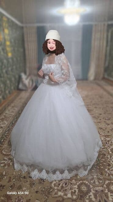 Свадебное платье В комплекте фата и кольцо под юбку, сзади есть