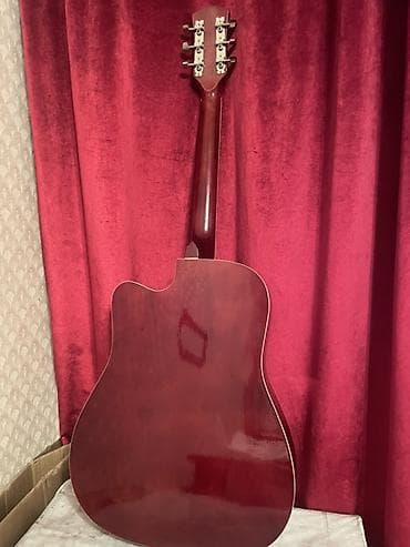 суб борд: Акустическая гитара dreadnought с вырезом (cutaway). - Корпус формата — 2