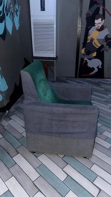 sofa bed: Кресло мягкое, с широкими подлокотниками и глубокой посадкой. - — 3