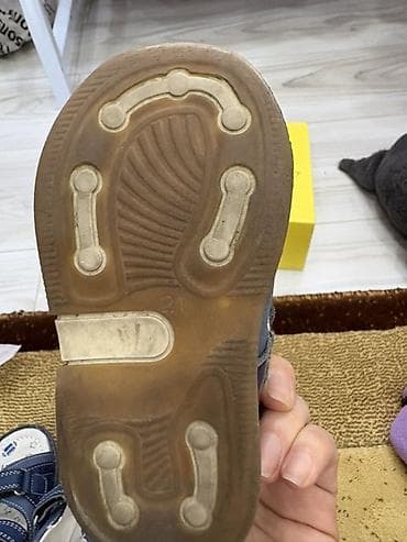 Детские кожаные сандалии с закрытым мыском - Размер: 21 (маркировка — 2