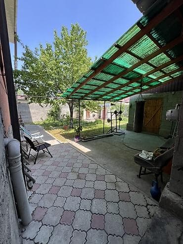 продаю дом ала тоо 1: Продаю дом 3 уровня! Расположен район Пишпек, пересечение — 3