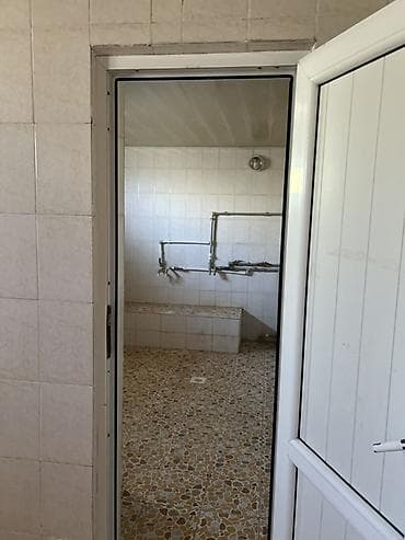 сарай для скота: Продаётся одноэтажный жилой дом с большим двором и хозяйственными — 9